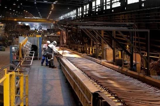 Ligne de production dans un atelier d’industrie lourde