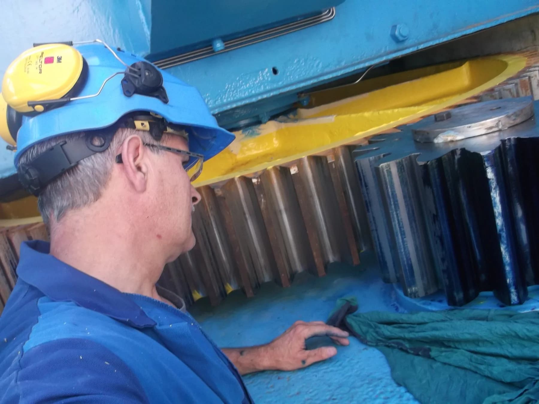 Technicien Segor intervenant sur un réducteur sur site