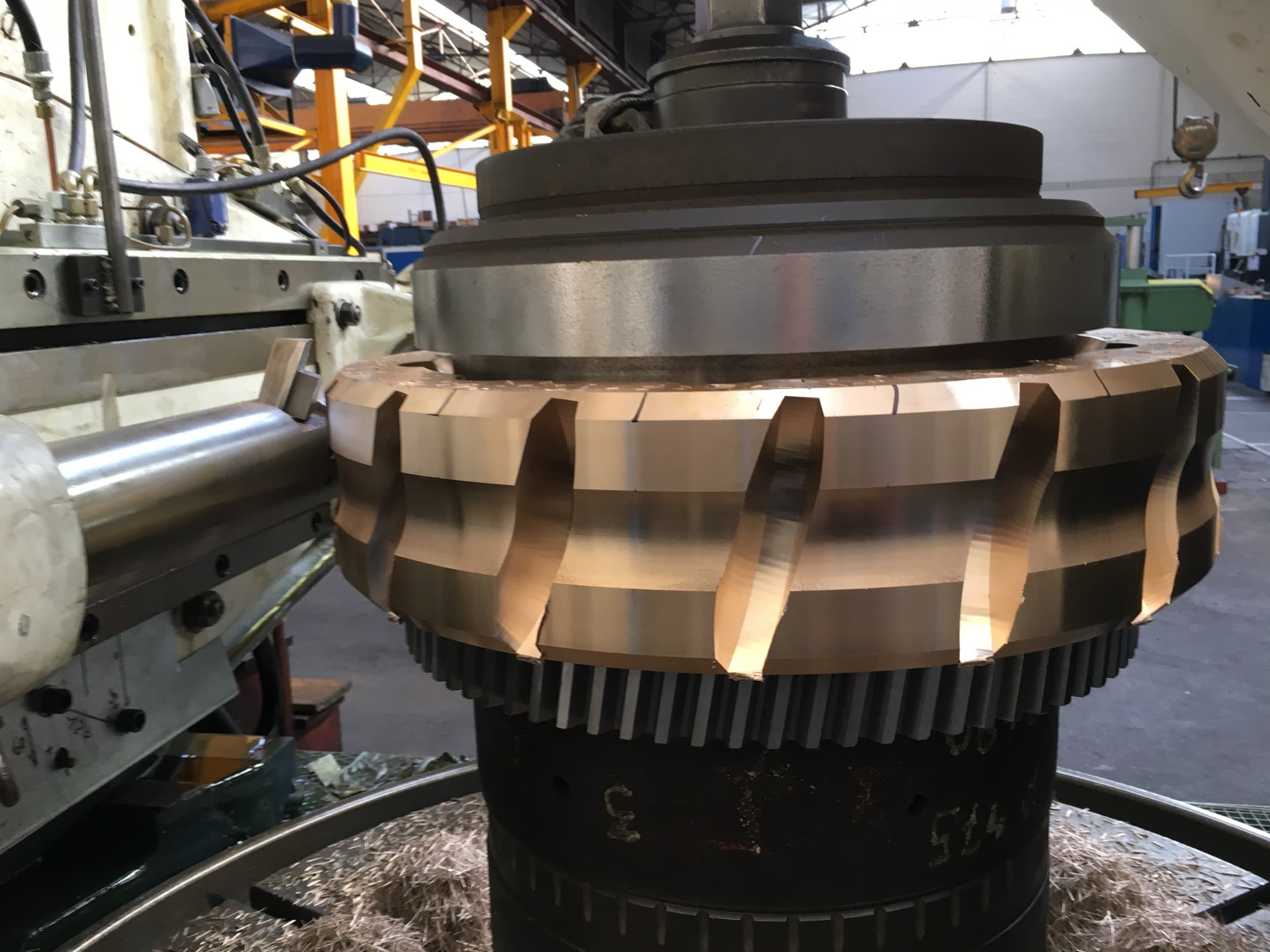 Taillage d'un engrenage de grande dimension dans l'atelier Segor