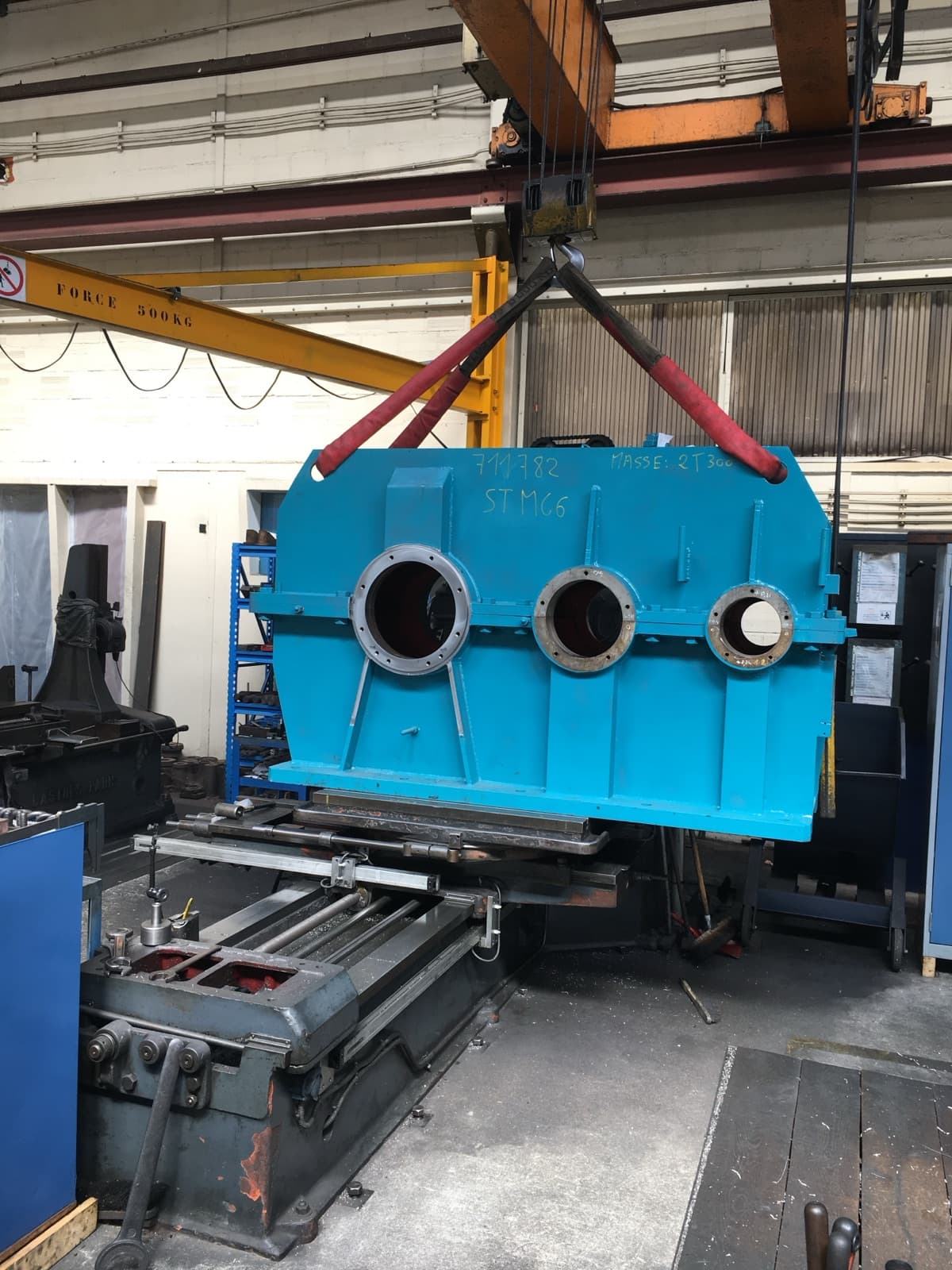 Réducteur Segor de grande dimension manutentionné en atelier